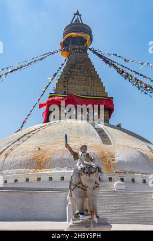 Statue eines Kriegers auf einem Elefanten, der die Boudhanath Stupa in Kathmandu, Nepal, bewacht. Stockfoto