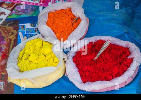 Farbiges Pulver, genannt Gulal, wird in hinduistischen Ritualen verwendet, wie das Platzieren des Bindi oder Tilak auf der Stirn. Nepal. Pulver zum Verkauf in der Nähe der Dakshinka Stockfoto