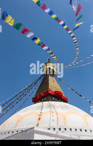 Die Kuppel, Harmika und der Turm der Boudhanath Stupa mit Gebetsfahnen und den allsehenden Augen Buddhas. Kathmandu, Nepal. Stockfoto