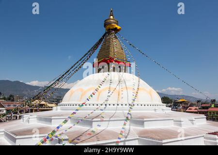 Die Kuppel, Harmika und der Turm der Boudhanath Stupa mit Gebetsfahnen und den allsehenden Augen Buddhas. Kathmandu, Nepal. Stockfoto