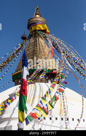 Die Kuppel, Harmika und der Turm der Boudhanath Stupa mit Gebetsfahnen und den allsehenden Augen Buddhas. Kathmandu, Nepal. Stockfoto