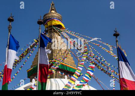 Die Kuppel, Harmika und der Turm der Boudhanath Stupa mit Gebetsfahnen und den allsehenden Augen Buddhas. Kathmandu, Nepal. Stockfoto