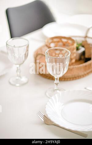 Zwei leere Weingläser auf einem Esstisch mit weißer Tischdecke, Tischdekoration, Tischeinstellung. Nahaufnahme. Hochwertige Fotos Stockfoto