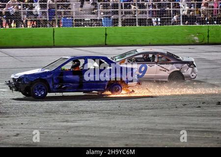 38 Runde Enduro. Motorräder. Monster Truck. Van Derby. Burnout. Skid-Car-Rennen. Fahnenmast-Rennen. Abbildung 8 Busrennen. Tour of Destruction 2021 Stockfoto