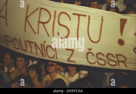 Czêstochowa 12.06.1987. III pielgrzymka Papier¿a Jana Paw³a II do Polski. NZ. t³umy wiernych s³uchaj¹ przemówienia Ojca Œwiêtego po Apelu Jasnogórskim U podnó¿a sanktuarium Matki Bo¿ej na Jasnej Górze. uu PAP/Tadeusz ZagoŸdziñski Czestochowa 12. Juni 1987. Die Pilgerfahrt von Papst Johannes Paul II. Nach Polen im Jahr 3rd. Im Bild: Nach dem Jasna-Gora-Appell am Fuße des Heiligtums der Muttergottes in Jasna Gora hören viele Menschen die Ansprache des Heiligen Vaters. uu PAP/Tadeusz ZagoŸdziñski Stockfoto