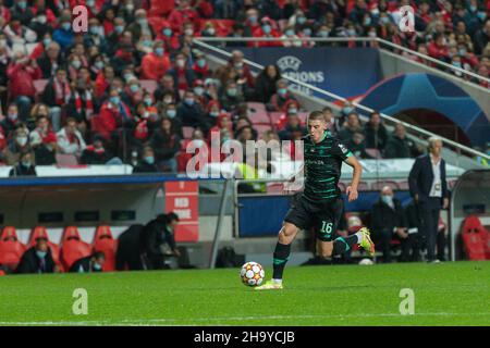 Lissabon, Portugal. 08th Dez 2021. 08. Dezember 2021. Lissabon, Portugal. Dynamo Kiews Verteidiger aus der Ukraine Vitaliy Mykolenko (16) in Aktion während des Spiels der Gruppe E 6th für die UEFA Champions League, Benfica gegen Dynamo Kiev Credit: Alexandre de Sousa/Alamy Live News Stockfoto