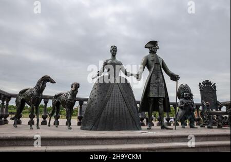 Strelna, St. Petersburg, Russland - Juni 2018: Skulpturale Komposition der Königsweg zeigt Peter Great und Catherine zuerst mit Zwerg und Hunden geöffnet Stockfoto