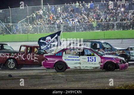 38 Runde Enduro. Motorräder. Monster Truck. Van Derby. Burnout. Skid-Car-Rennen. Fahnenmast-Rennen. Abbildung 8 Busrennen. Tour of Destruction 2021 Stockfoto