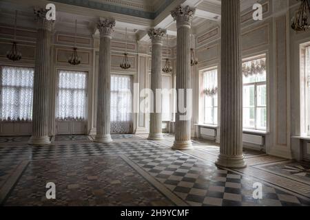 Palast Pavillon Belvedere Mitte 19th Jahrhundert. Das Innere des großen Saals mit Säulen im ersten Stock. Peterhof, St. Petersburg, Russland Stockfoto