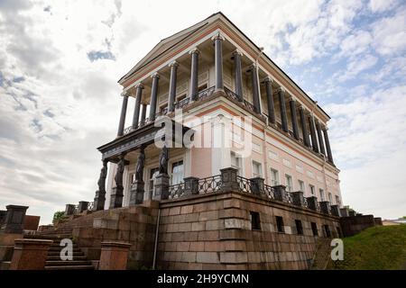 Palast Pavillon Belvedere Mitte 19th Jahrhundert. Haupteingang und Portikus mit weiblichen Figuren aus Granit. Peterhof, Sankt Petersburg, Russland Stockfoto