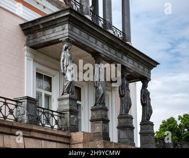 Palast Pavillon Belvedere Mitte 19th Jahrhundert. Portikus mit vier Granitkaryatiden. Peterhof, Sankt Petersburg, Russland Stockfoto