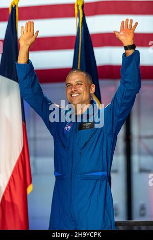 Houston, Usa. 06. Dezember 2021. Der NASA-Astronautenkandidat Anil Menon, waves, nachdem er während einer Veranstaltung vorgestellt wurde, bei der die neue Klasse von 10 Kandidaten am Ellington Field im Johnson Space Center am 6. Dezember 2021 in Houston, Texas, angekündigt wurde. Die neuen Astronauten-Kandidaten werden zwei Jahre lang trainieren, um eine Chance auf eine Weltraummission zu erhalten. Quelle: James Blair/NASA/Alamy Live News Stockfoto