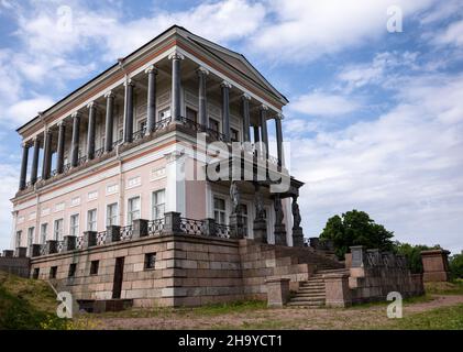 Palast Pavillon Belvedere Mitte 19th Jahrhundert. Haupteingang und Portikus mit Granitkaryatiden. Peterhof, Sankt Petersburg, Russland Stockfoto