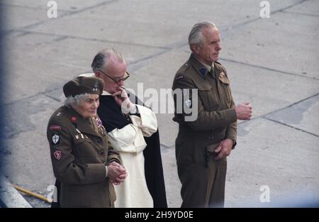 Czêstochowa 12.06.1987. III pielgrzymka Papier¿a Jana Paw³a II do Polski. NZ. Wierni s³uchaj¹ przemówienia Ojca Œwiêtego po Apelu Jasnogórskim U podnó¿a sanktuarium Matki Bo¿ej na Jasnej Górze. uu PAP/Maciej Musia³ Czestochowa 12. Juni 1987. Die Pilgerfahrt von Papst Johannes Paul II. Nach Polen im Jahr 3rd. Im Bild: Die Gläubigen hören die Ansprache des Heiligen Vaters nach dem Jasna-Gora-Appell am Fuße des Heiligtums der Gottesmutter Maria in Jasna Gora. uu PAP/Maciej Musial Stockfoto