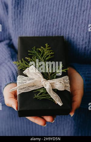 Weibliche Hände halten schöne Geschenkbox, Nahaufnahme Stockfoto