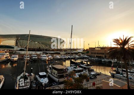 Abu Dhabi, Abu Dhabi. 09th Dez 2021. Rundgangatmosphäre - Sonnenuntergang. Abu Dhabi Grand Prix, Donnerstag, 9th. Dezember 2021. Yas Marina Circuit, Abu Dhabi, VAE. Quelle: James Moy/Alamy Live News Stockfoto