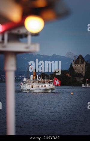 Altes Dampfboot und altes Schloss, Frankreich-Schweiz Stockfoto