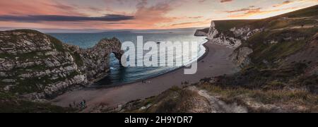 Ein wunderschöner Sonnenuntergang im Sommer an der Durdle Door - England Stockfoto