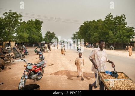 Nord-Nigeria, hier ist ein Blick auf die Hauptstraße, die durch die kleine Stadt Bajoga im Bundesstaat Gombe in Nigeria führt Stockfoto