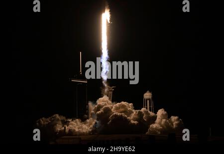 Cape Canaveral, Vereinigte Staaten von Amerika. 09. Dezember 2021. Eine SpaceX Falcon 9-Rakete mit der NASA Imaging X-ray Polarimetry Explorer-Sonde startet am frühen Morgen des 39A. Dezember 2021 im Kennedy Space Center in Cape Canaveral, Florida, vom Launch Complex 9. Die Raumsonde IXPE ist der erste Satellit, der die Polarisation von Röntgenstrahlen aus einer Vielzahl kosmischer Quellen messen soll. Quelle: Joel Kowsky/NASA/Alamy Live News Stockfoto