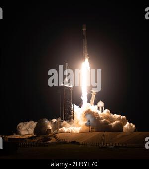 Cape Canaveral, Vereinigte Staaten von Amerika. 09. Dezember 2021. Eine SpaceX Falcon 9-Rakete mit der NASA Imaging X-ray Polarimetry Explorer-Sonde startet am frühen Morgen des 39A. Dezember 2021 im Kennedy Space Center in Cape Canaveral, Florida, vom Launch Complex 9. Die Raumsonde IXPE ist der erste Satellit, der die Polarisation von Röntgenstrahlen aus einer Vielzahl kosmischer Quellen messen soll. Quelle: Joel Kowsky/NASA/Alamy Live News Stockfoto
