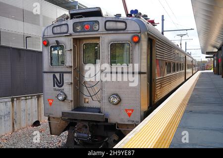 PRINCETON, NJ -31 OCT 2021- der Princeton Bahnhof auf dem Campus der Princeton University, Heimat des Dinky Shuttle-Zuges zum NJ Transit North Stockfoto