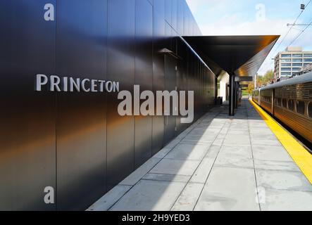 PRINCETON, NJ -31 OCT 2021- der Princeton Bahnhof auf dem Campus der Princeton University, Heimat des Dinky Shuttle-Zuges zum NJ Transit North Stockfoto