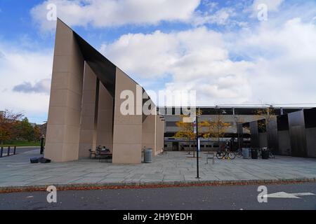 PRINCETON, NJ -31 OCT 2021- der Princeton Bahnhof auf dem Campus der Princeton University, Heimat des Dinky Shuttle-Zuges zum NJ Transit North Stockfoto