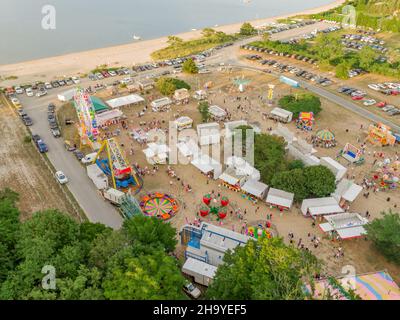 Luftaufnahme eines Karnevals am Havens Beach in Sag Harbor, NY Stockfoto