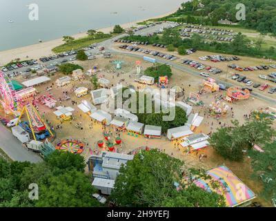 Luftaufnahme eines Karnevals am Havens Beach in Sag Harbor, NY Stockfoto