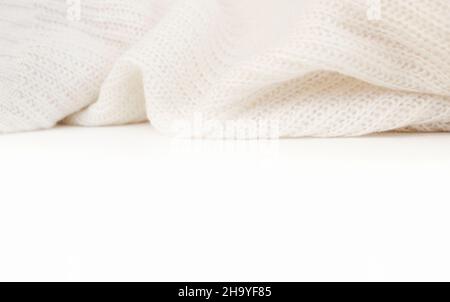 Weißer gestrickter Winterpullover auf weißem Hintergrund, Platz für Text Stockfoto