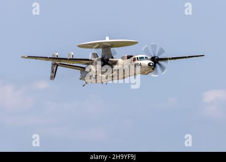 Ein E-2 Hawkeye führt einen Demonstrationsflug auf der London Airshow SkyDrive 2021 durch, die in London, Ontario, Kanada, stattfand. Stockfoto