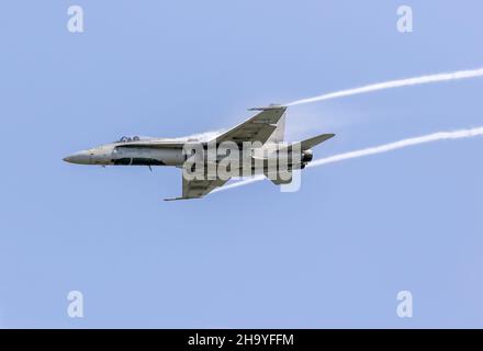 Eine Royal Canadian Air Force CF-18 Hornet, die auf der Airshow London SkyDrive in London, Ontario, Kanada, auftrat. Stockfoto