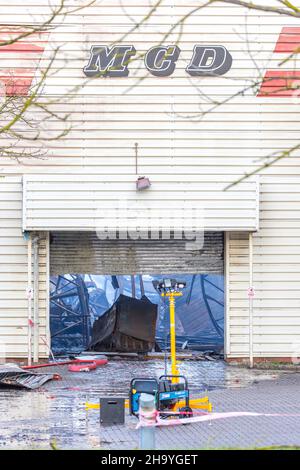 Kidderminster, Großbritannien, 8th. Dezember 2021. Feuerwehrleute und Polizei sind immer noch beim Lagerfeuer auf dem Hoo Farm Industrial Estate, Kidderminster. Die Überreste des Gebäudes von MCD werden noch 48 Stunden nach Beginn des Feuers mit Wasser übergossen. Rauch und kleine Brände sind immer noch offensichtlich, da die Feuerwehr nun die Kontrolle über die Situation hat. Kredit: Lee Hudson Stockfoto