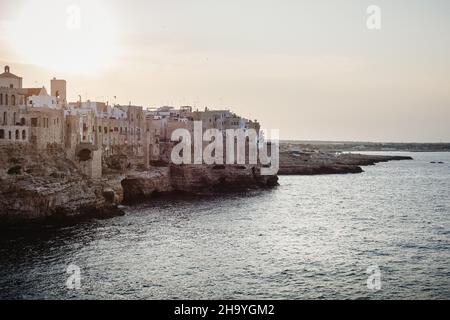 Sonnenuntergang in Polignano a Mare, Apulien, Italien Stockfoto