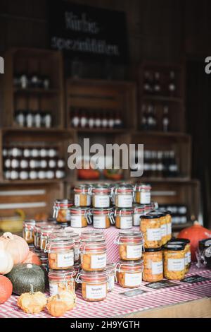 Verkauf von Bio-Produkten aus Eigenbau in der Nähe von Zürich, Schweiz Stockfoto