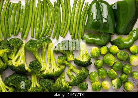 Sortierte grüne Gemüse in einer Backform, fertig zum Kochen, von oben Stockfoto