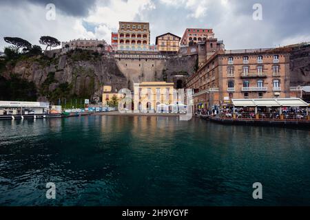 Eroberung der Stadt Sorrento vom Meer aus, Amalfiküste, Italien Stockfoto