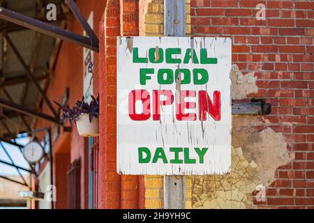 Nahaufnahme eines alten Schildes des Local Food Daily Stores in Oklahoma Stockfoto