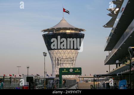 Yas Marina Circuit, Yas Island, Vereinigte Arabische Emirate. 9th Dez 2021. Control Tower 50th Jahr der fünfzigsten während der FORMEL 1 ETIHAD AIRWAYS ABU DHABI GRAND PRIX 2021 Phil Duncan Credit: Every Second Media/Alamy Live News Stockfoto