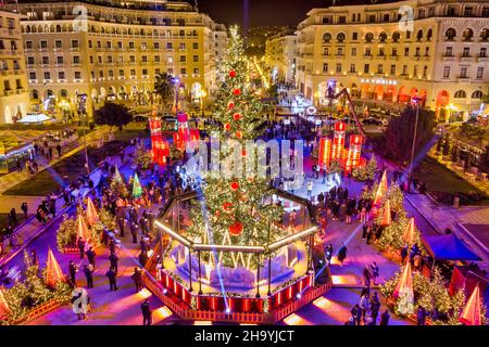Luftaufnahme des Aristotelous-Platzes in Thessaloniki, Griechenland, der zu Weihnachten geschmückt wurde Stockfoto