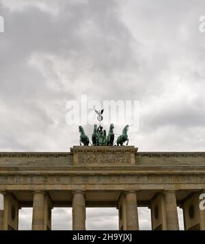 Das Brandenburger Tor mit der Quadriga oben in Berlin, Deutschland Stockfoto