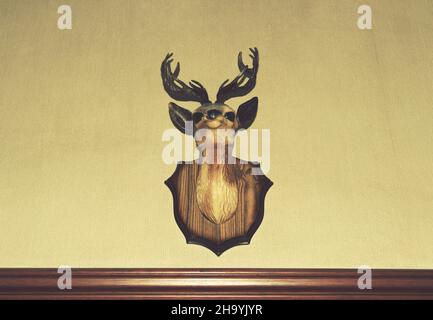 An der Wand montierter Hirschkopf aus Kunststoff Stockfoto