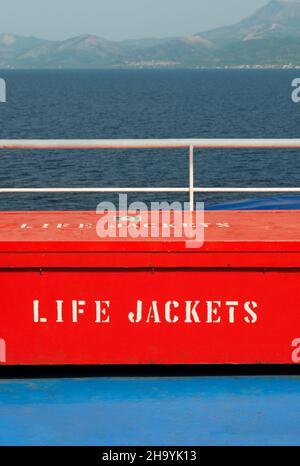 Eine Kiste mit Schwimmwesten an Bord einer Fähre in Griechenland Stockfoto