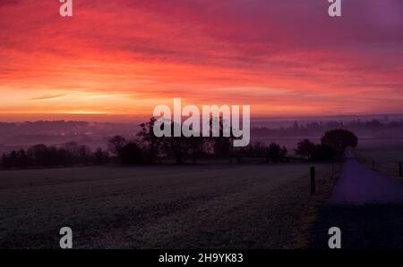 Wintersonnengang mit Schloss Windsor, das am Horizont aus dem Nebel auftaucht Stockfoto