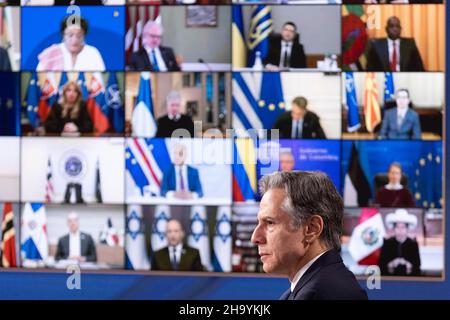 Antony Blinken, Außenminister der Vereinigten Staaten, hört sich Präsident Joe Biden an, der am Donnerstag, dem 9 2021. Dezember, beim virtuellen Gipfel für Demokratie im South Court Auditorium im Weißen Haus in Washington, D.C. seine Ausführungen vortragen wird. Quelle: Tasos Katopodis / Pool via CNP /MediaPunch Stockfoto