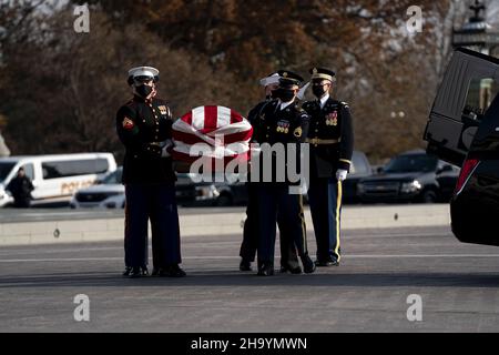 Washington, Usa. 09th Dez 2021. Die Schatulle des ehemaligen Senators Bob Dole, R-KS, kommt am Donnerstag, dem 9. Dezember 2021, zu einem Gedenkgottesdienst des Kongresses im US-Kapitol in Washington DC an. Dole, der 36 Jahre lang auf dem Capitol Hill diente, starb am 5. Dezember im Alter von 98 Jahren in seinem Schlaf. Poolfoto von Greg Nash/UPI Credit: UPI/Alamy Live News Stockfoto