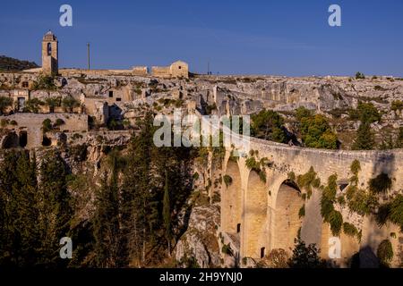 Das historische Dorf Gravina in Apulien mit seiner berühmten Aquädukt-Brücke Stockfoto