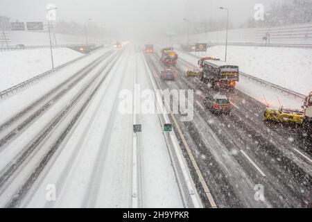 Schneeschaufeln reinigen den Autobahnring A10 in Amsterdam während eines schweren Schneesturms in den Niederlanden. Stockfoto