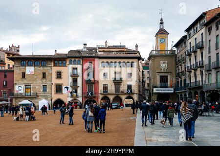 Der Hauptplatz der Stadt (placa Major) im Zentrum von Vic, Katalonien, Spanien Stockfoto